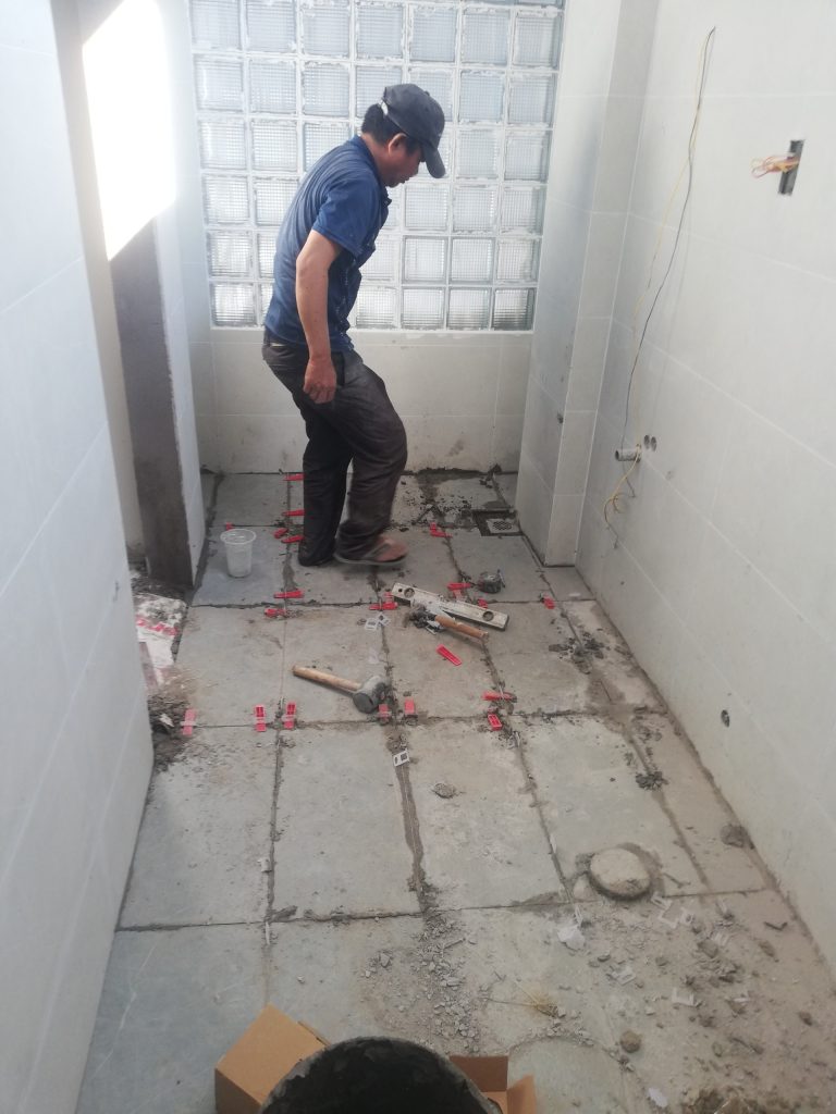 30/09 Lát gạch sàn Wc