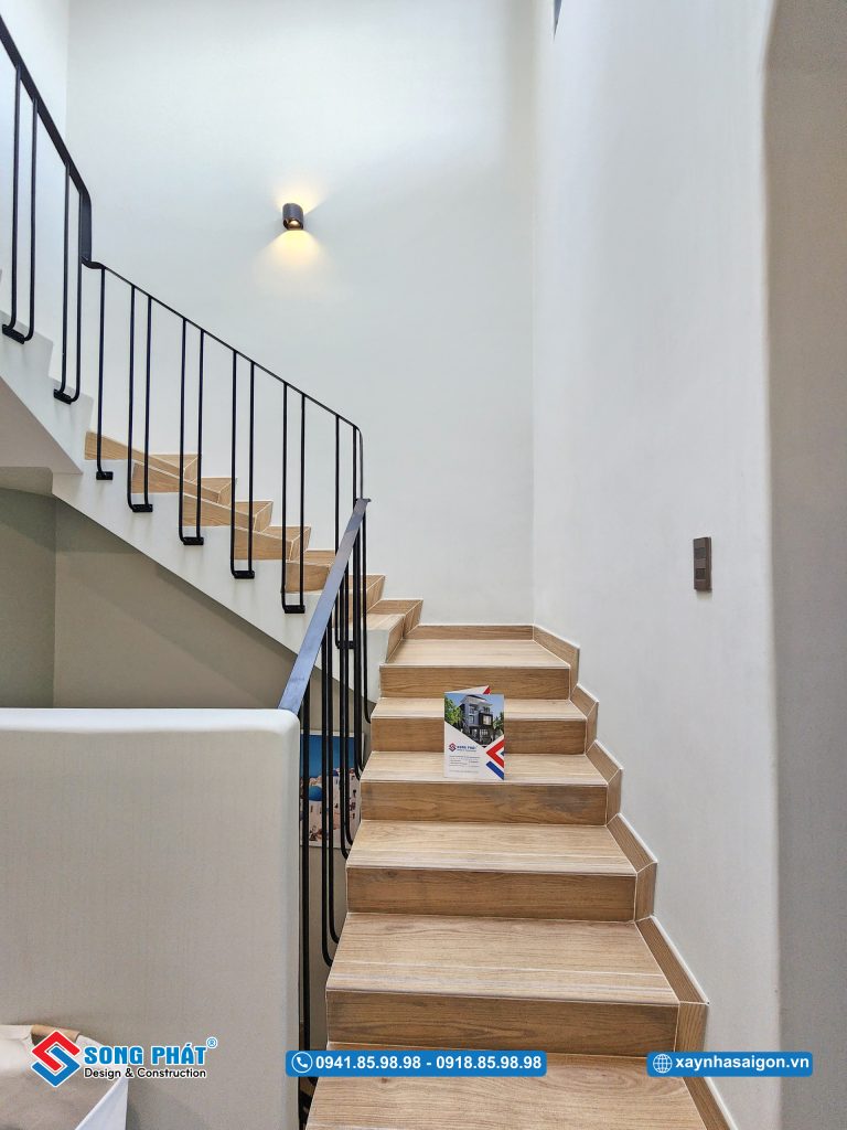 Cầu thang sắt đơn giản phù hợp với tổng thể ngôi nhà. 