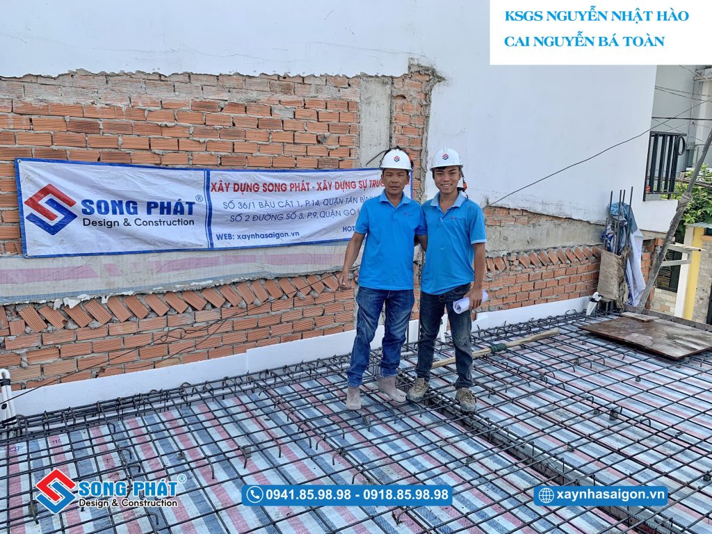 KSGS Nguyễn Nhật Hào, Cai Nguyễn Bá Toàn kiểm tra thép, giám sát quá trình đổ bê tông sàn lửng 