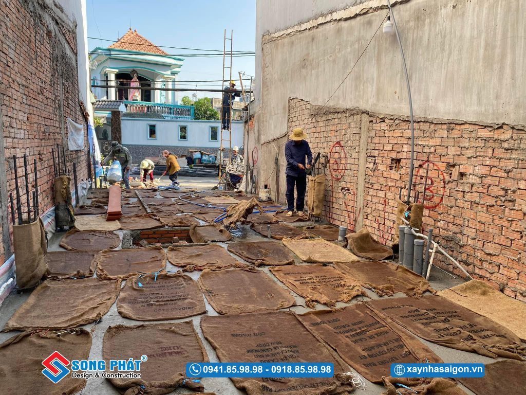 Bao che, tưới ẩm, bảo dưỡng bê tông sàn 