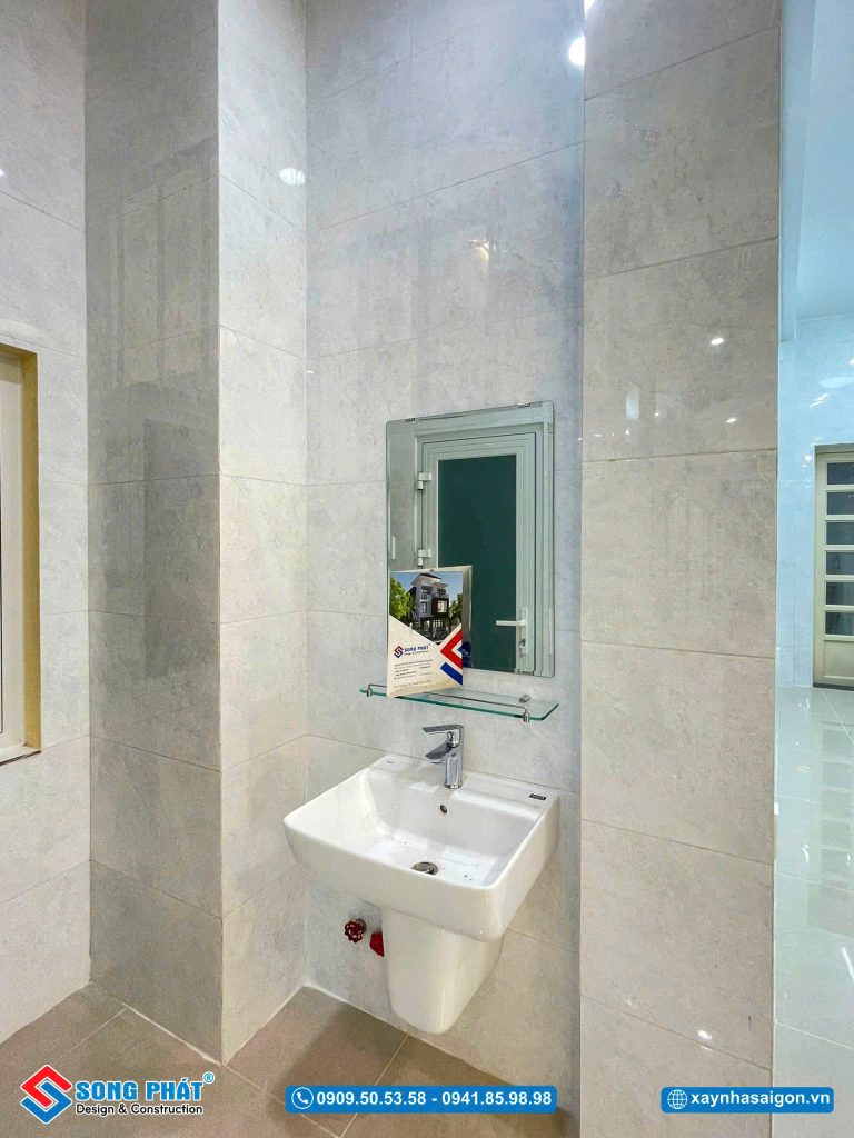 Lavabo đặt ngay đối diện phòng vệ sinh, thuận tiện cho sinh hoạt hằng ngày