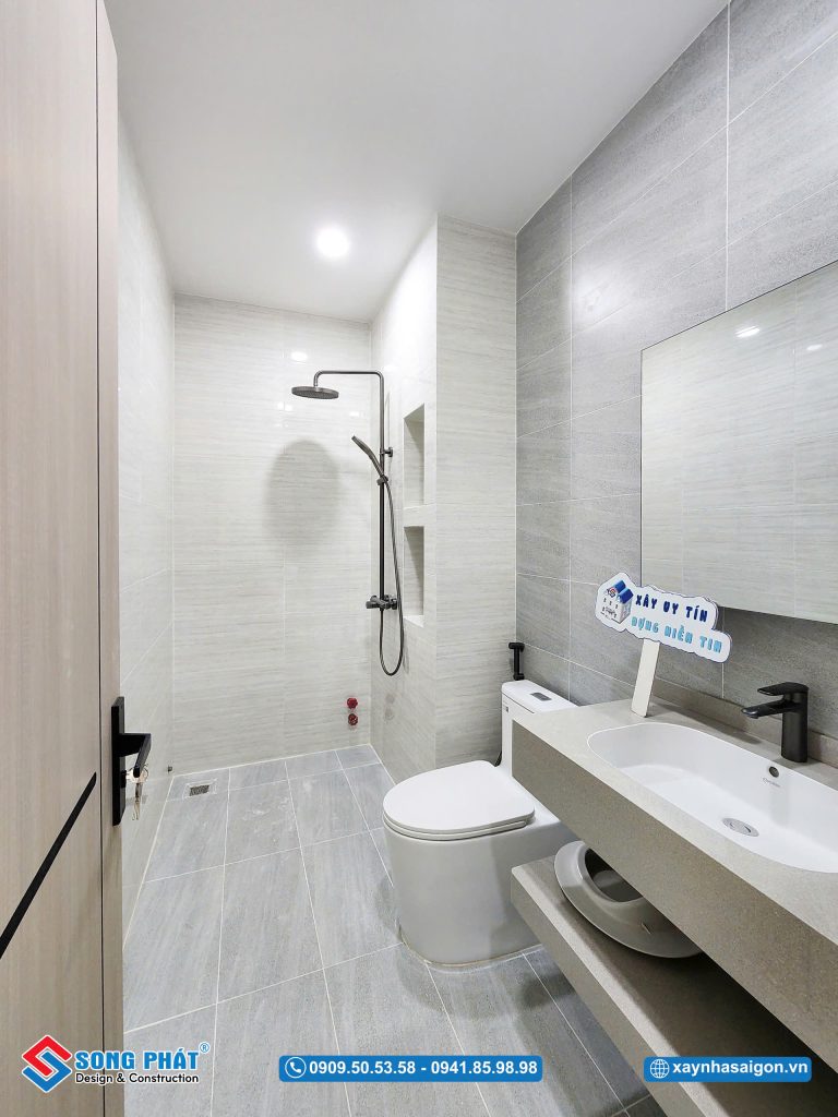 WC được ốp gạch màu sáng mang lại cảm giác rộng rãi, sạch sẽ