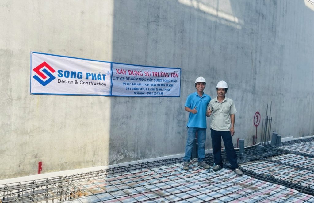 Kỹ sư Nguyễn Nhật Hào và Cai Võ Quyết Thắng nghiệm thu thép sàn trước khi đổ bê tông.