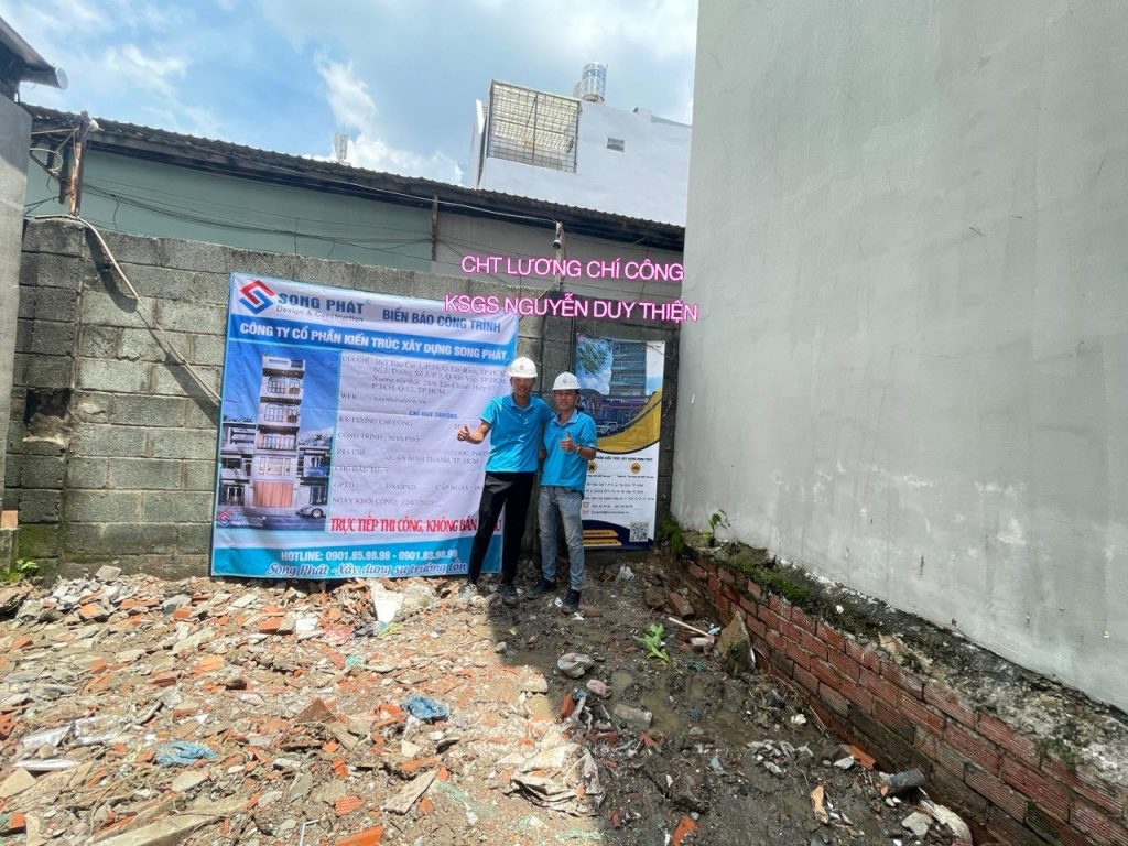 CHT Lương Chí Công, KSGS Nguyễn Duy Thiện trong buổi khởi công định vị công trình. 