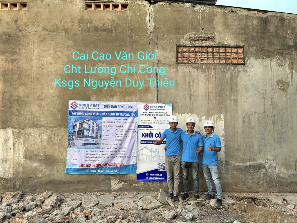 CHT Lương Chí Công, KSGS Nguyễn Duy Thiện, Cai Cao Văn Giới trong buổi định vị công trình. 