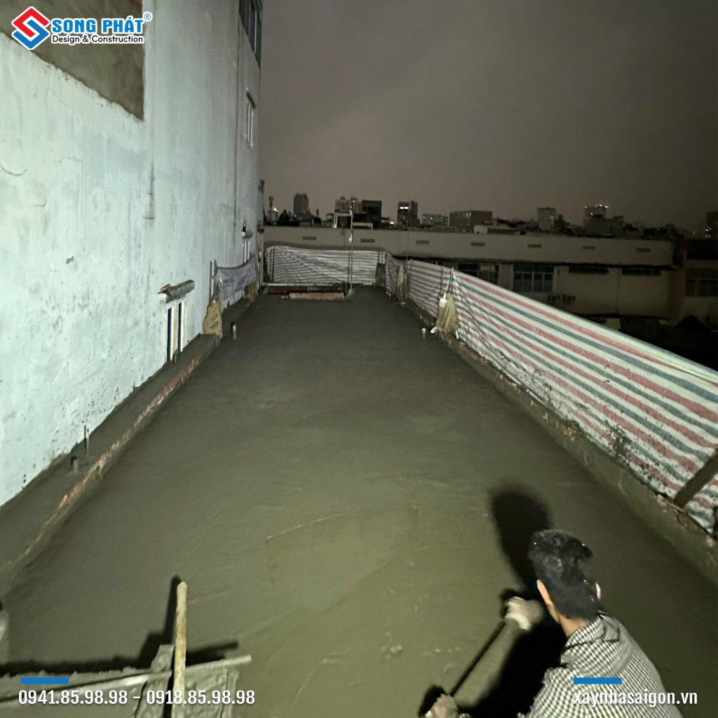 02/12 Đổ bê tông sàn sân thượng