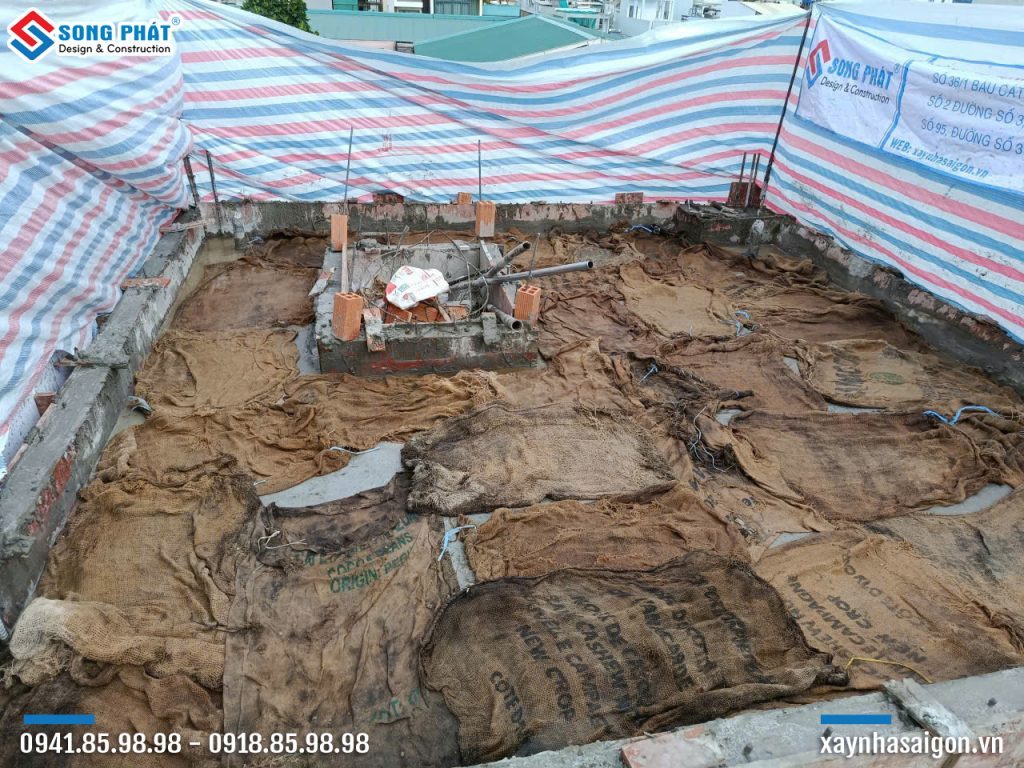 Bao che, tưới ẩm bảo dưỡng bê tông sàn