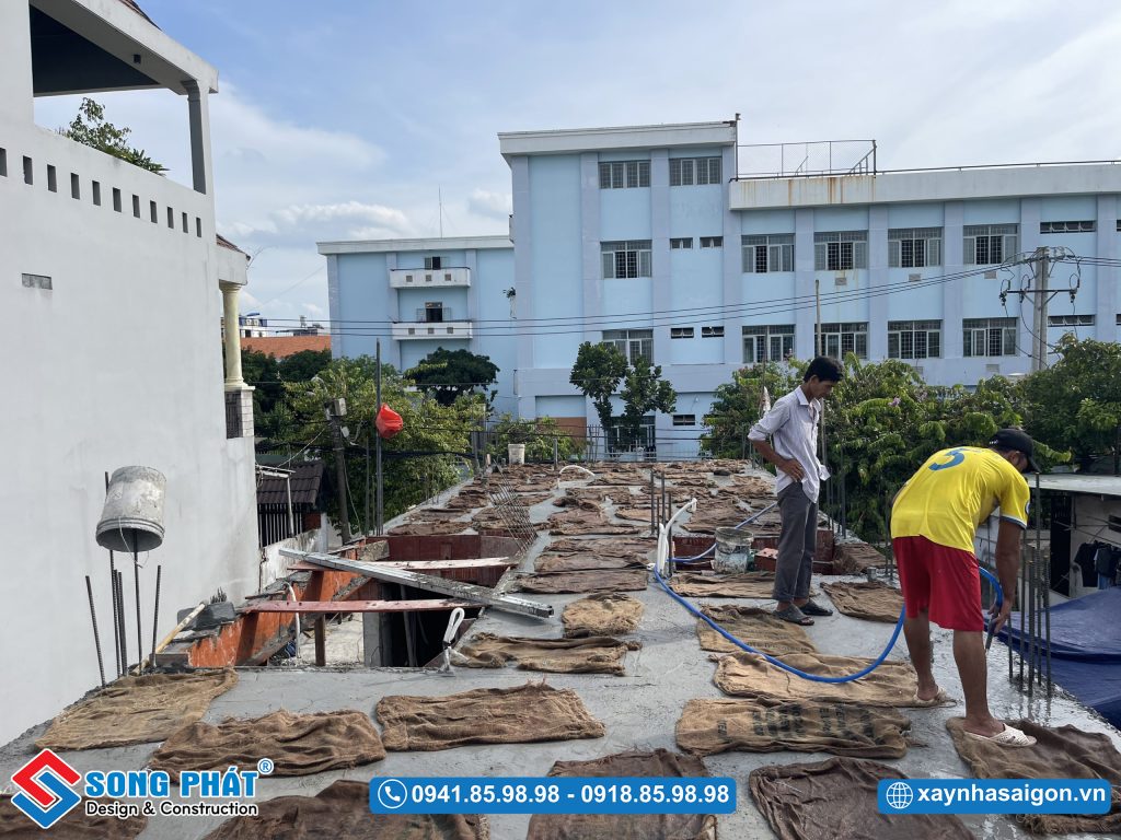 Tưới ẩm, bảo dưỡng bê tông bằng bao bố