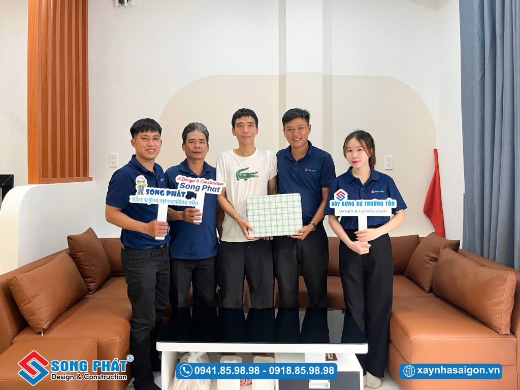 Đội ngũ Song Phát đến bàn giao và tặng quà cho gia đình anh Phương