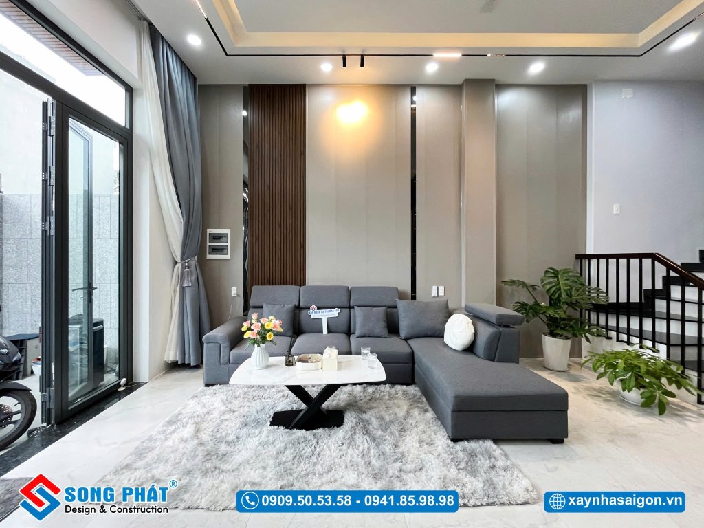 Thiết kế tầng trệt với phòng khách và bếp ăn thông suốt, tạo cảm giác rộng rãi, thoáng đạt