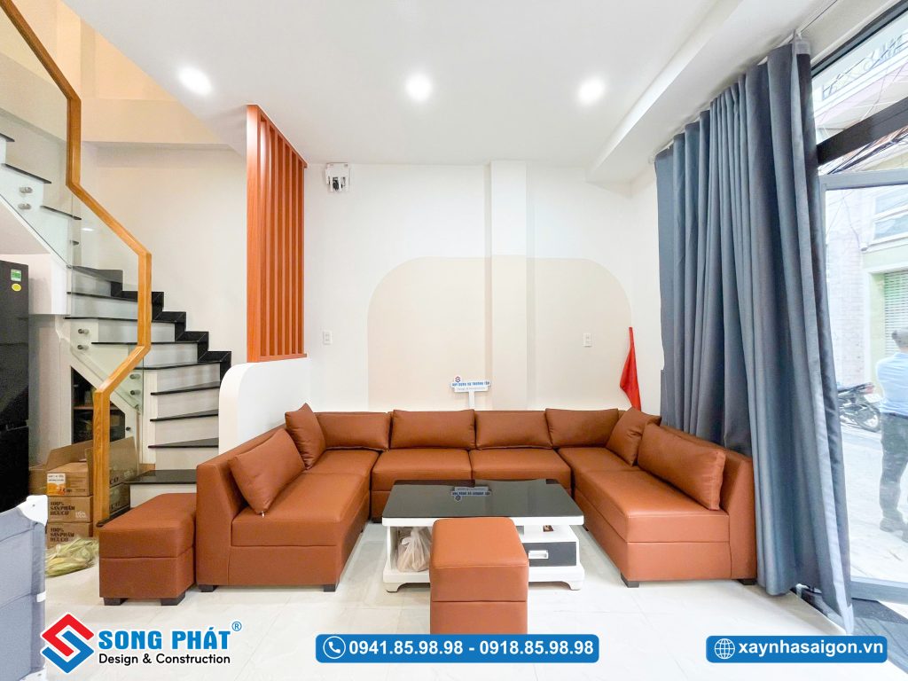Phòng khách thoáng đạt với hệ cửa kính lớn