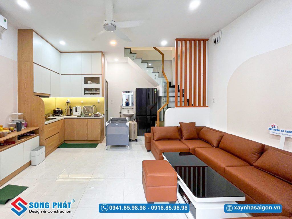 Phòng khách và bếp ăn thiết kế thông nhau tạo sự liền mạch cho tổng thể