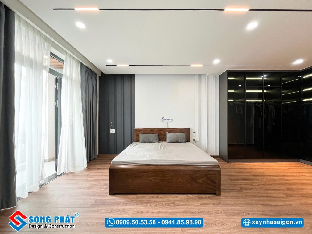 Phòng ngủ master với thiết kế tiện nghi, lam trang trí ở đầu giường tạo điểm nhấn cho không gian