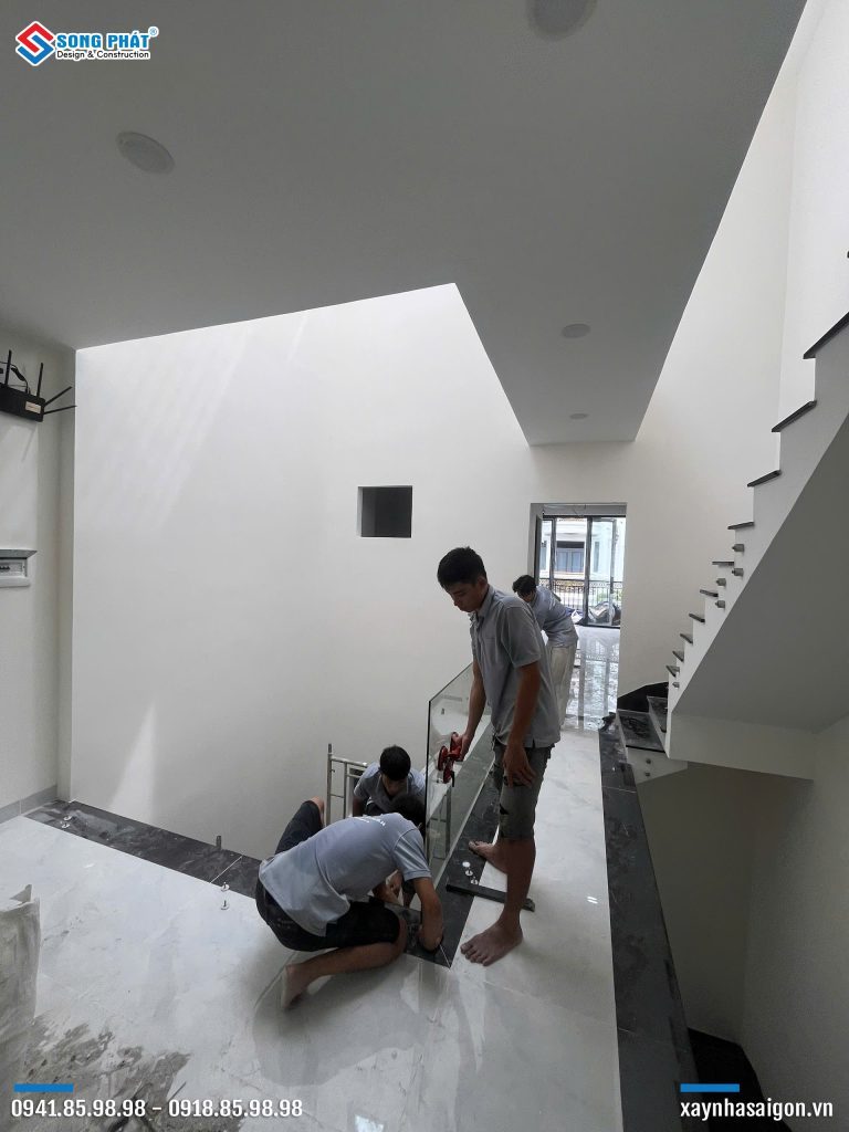 17/11 Thi công lắp đặt kính sảnh thang