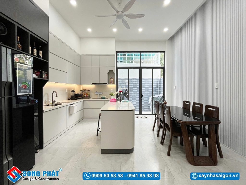 Phòng bếp với thiết kế đảo bếp tiện nghi trong hoạt động nấu nướng