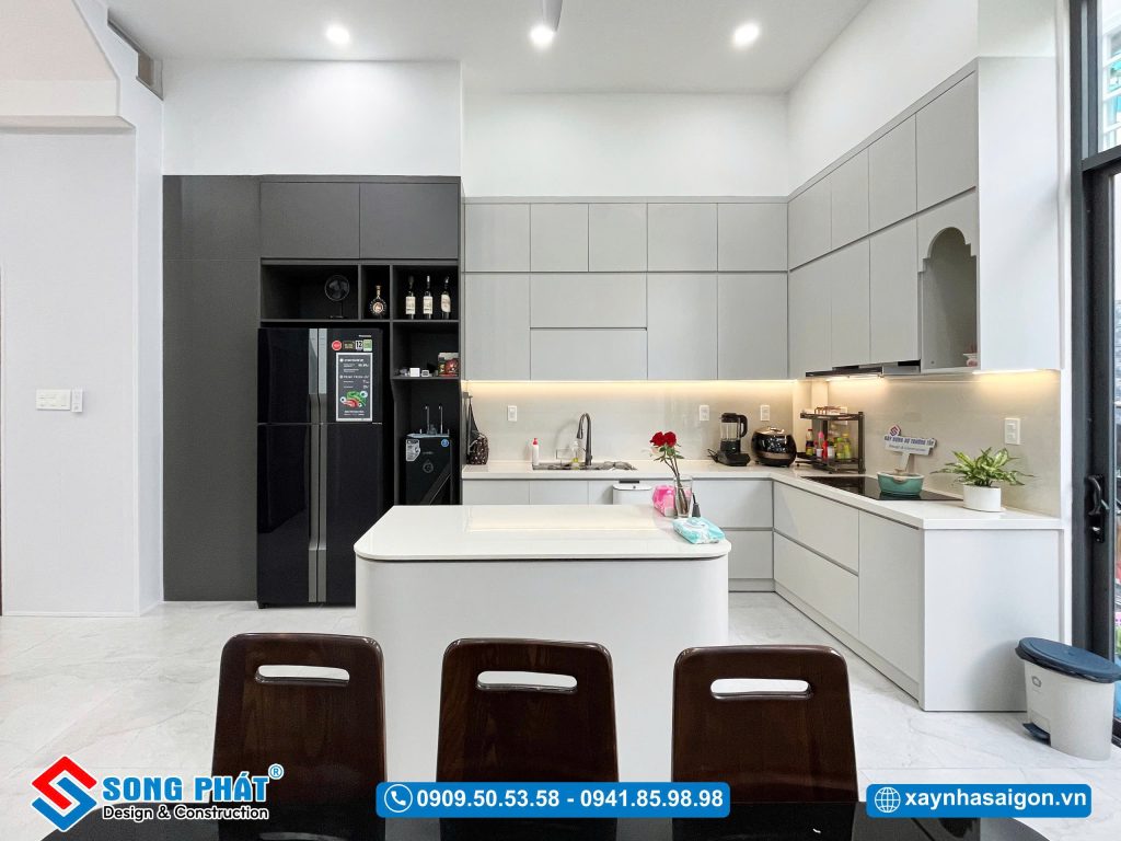 Tủ bếp kịch trần tiện lợi, tránh việc bám bụi ở nóc tủ