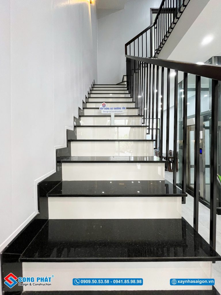 Cầu thang dọc được bố trí hợp lý giúp không gian thông thoáng hơn