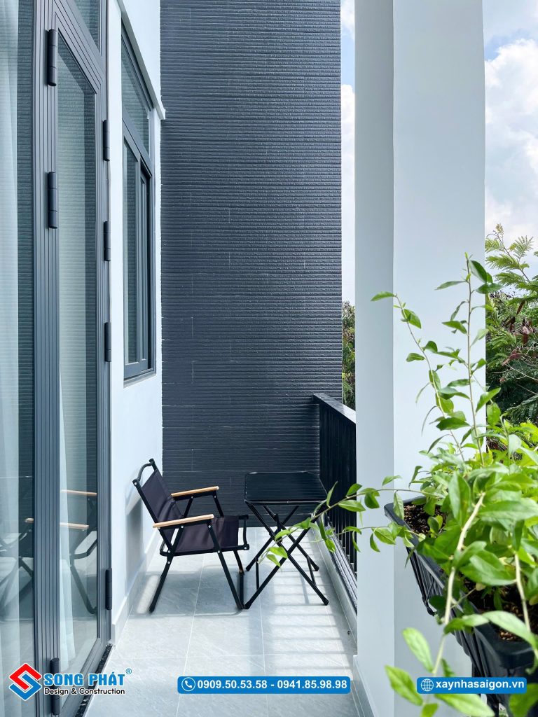 Ban công phòng ngủ master với không gian cực chill