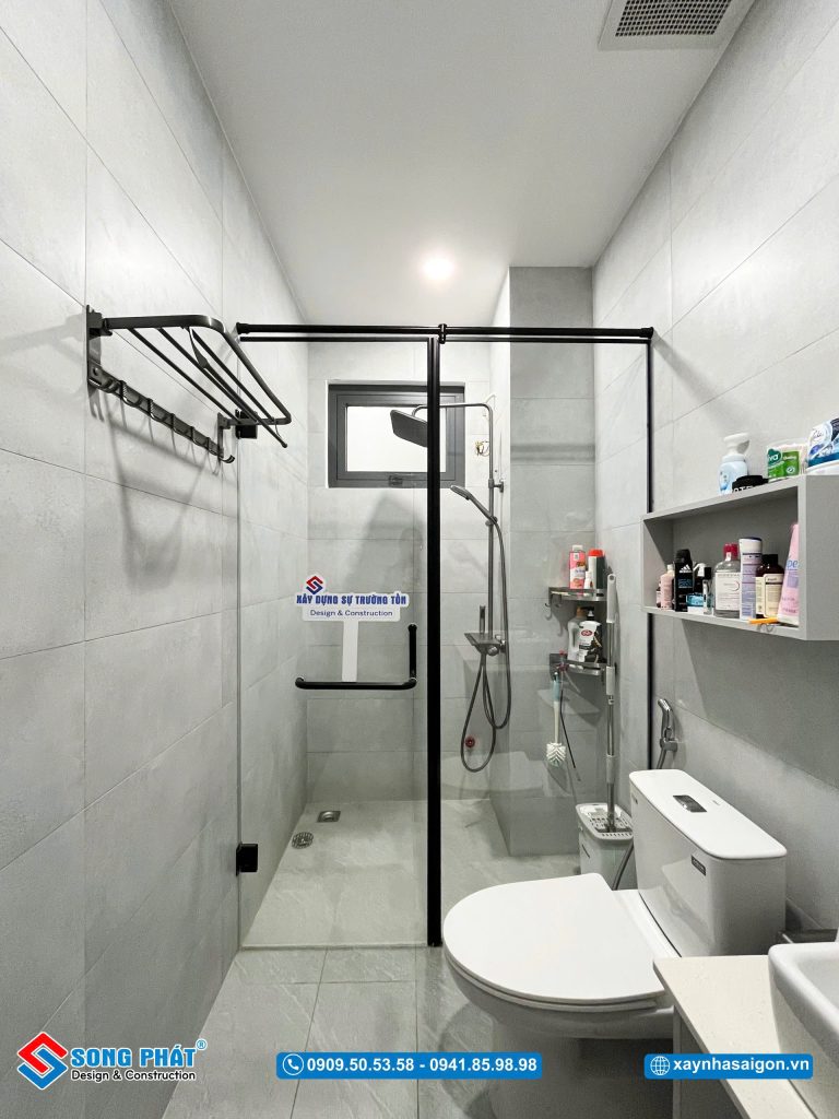 Wc được bố trí đầy đủ các vật dụng tiện nghi trong sinh hoạt