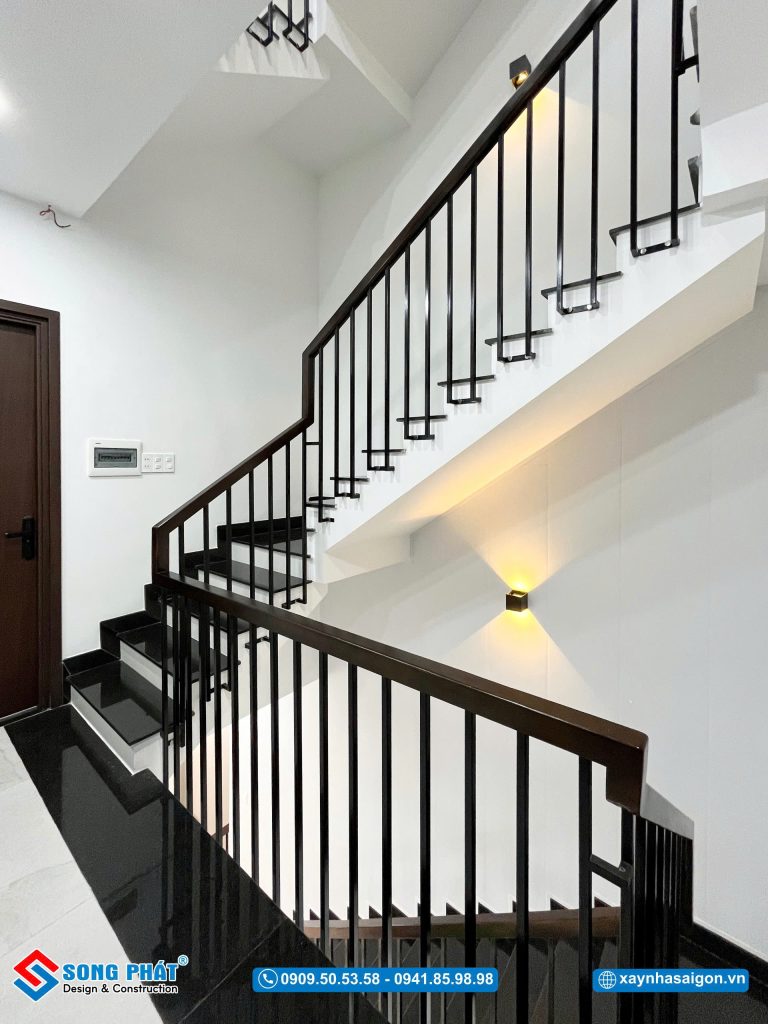 Cầu thang được thiết kế tối giản mang đến vẻ đẹp tinh tế, hiện đại