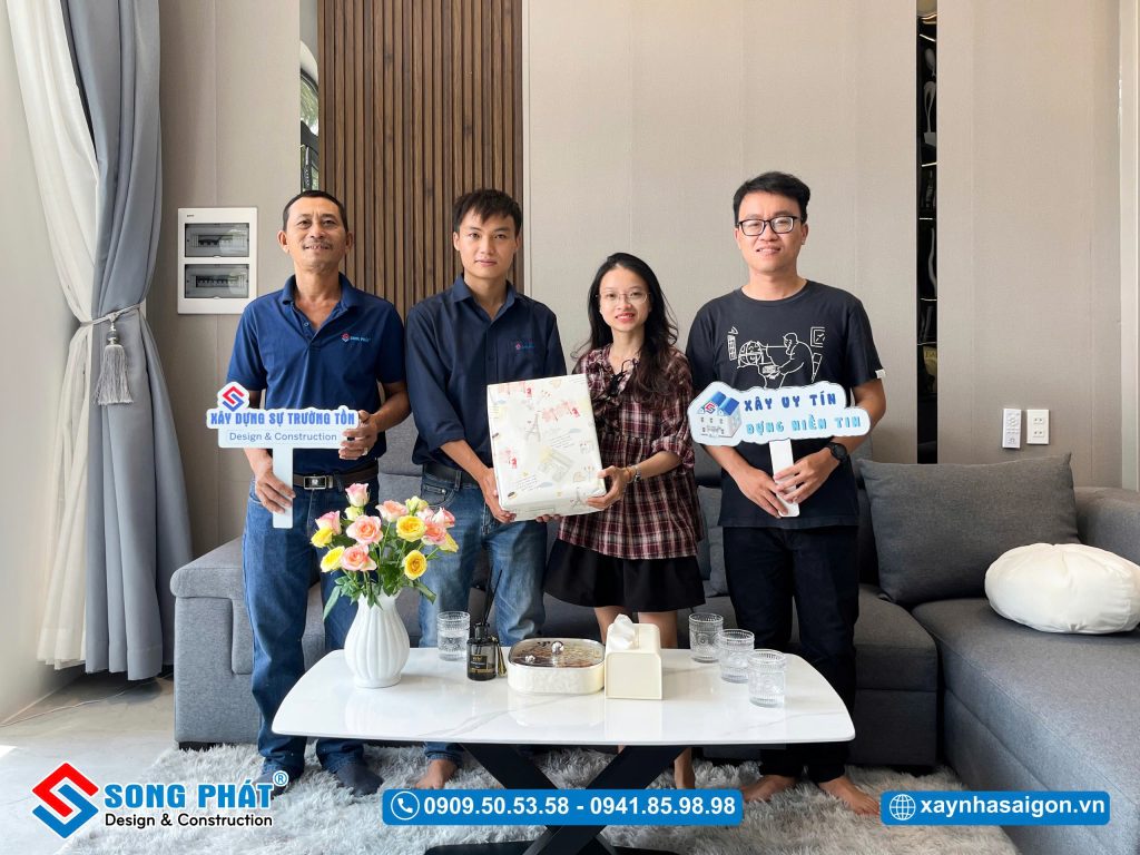 Đội ngũ Song Phát đến bàn giao và tặng quà cho gia đình anh Đạt