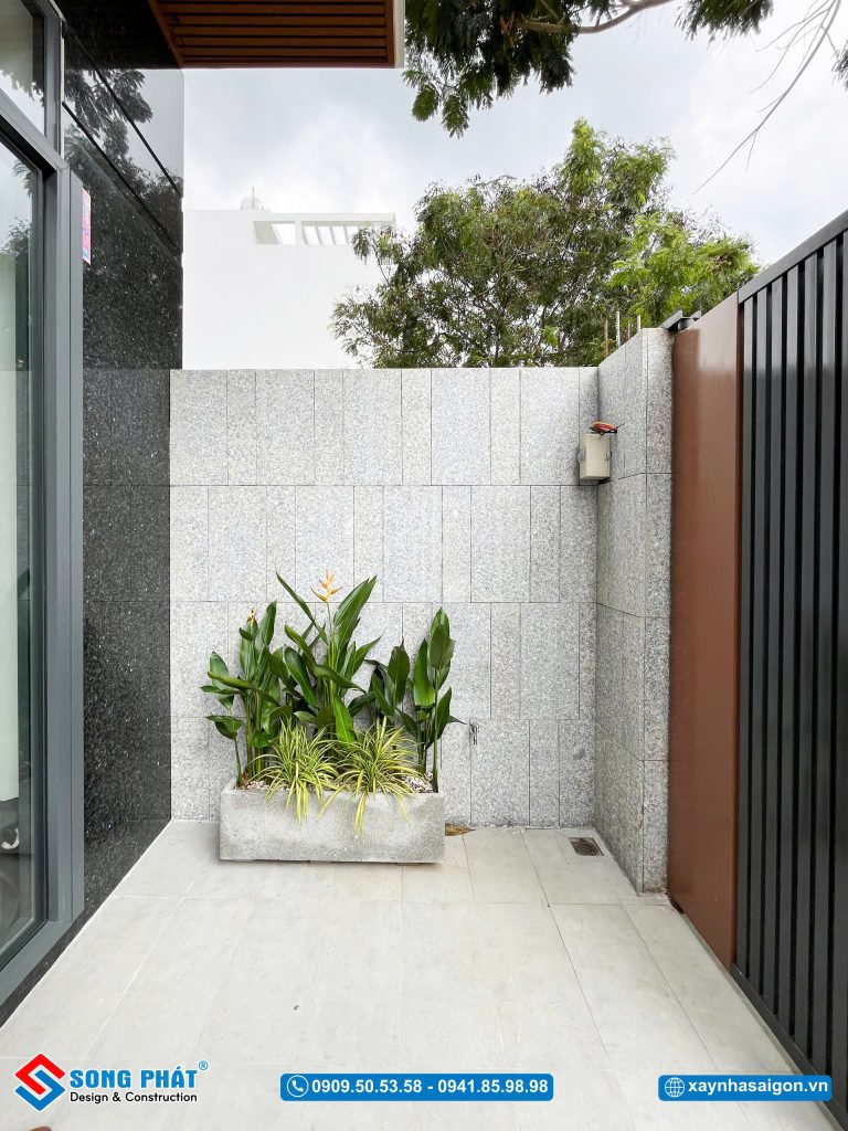 Khoảng sân trước được thiết kế đơn giản với tiểu cảnh nhỏ gọn, đẹp mắt