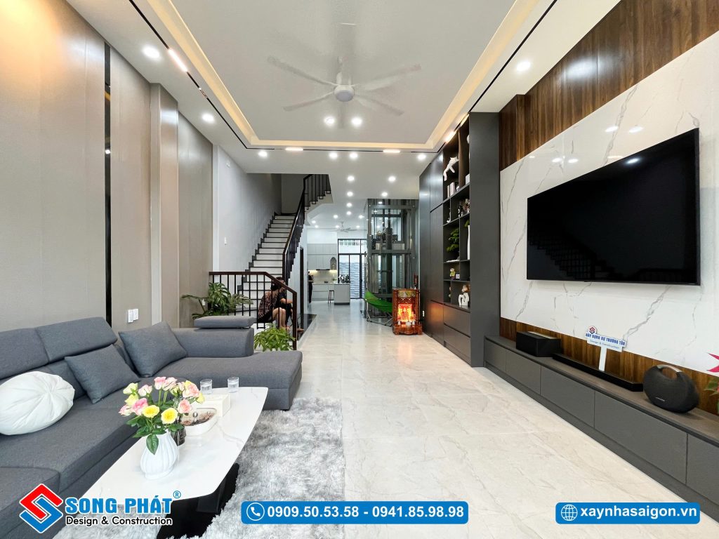 Thiết kế tầng trệt với phòng khách và bếp ăn thông suốt, tạo cảm giác rộng rãi, thoáng đạt