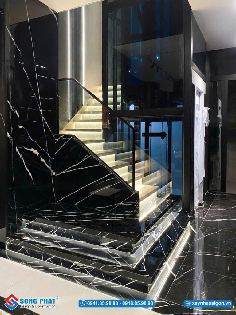 Cầu thang thiết kế tinh tế, vừa kết nối không gian vừa tạo điểm nhấn kiến trúc.