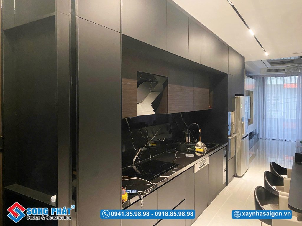 Không gian bếp gam đen đồng bộ, hiện đại và đầy chiều sâu.