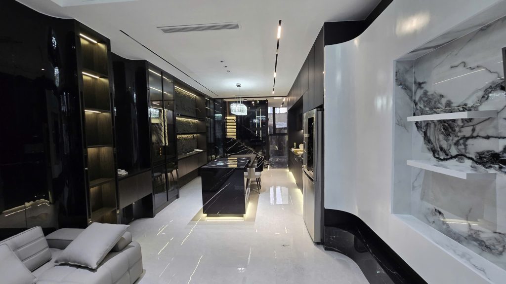 Lối vào bếp liền kề phòng khách, kết nối không gian mở đầy tiện nghi.