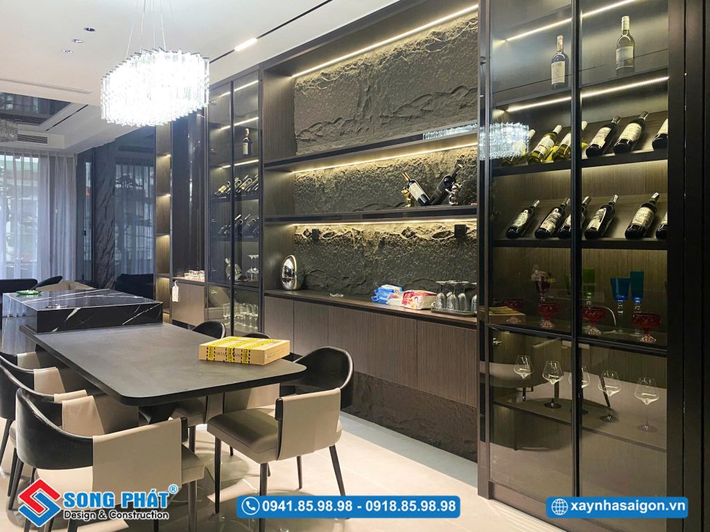 Không gian bếp – bàn ăn sang trọng với hệ tủ rượu trưng bày ấn tượng, đậm chất hiện đại và tinh tế.