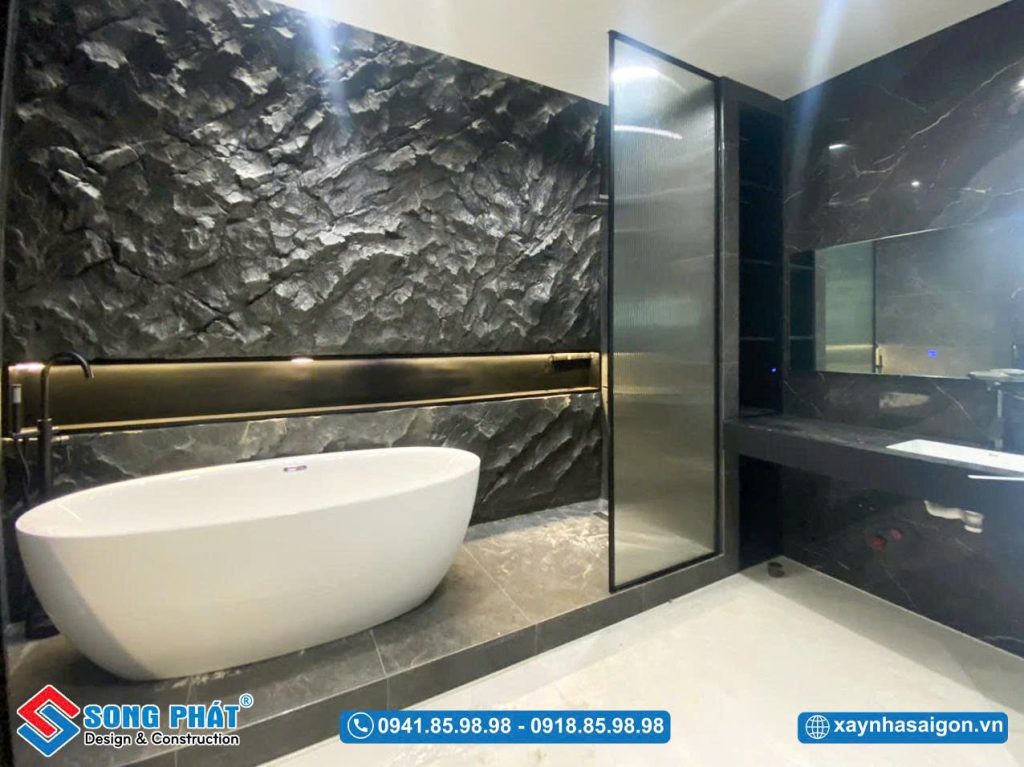 Nhà vệ sinh tiện nghi với bồn tắm thư giãn, mang lại cảm giác nghỉ dưỡng ngay tại nhà