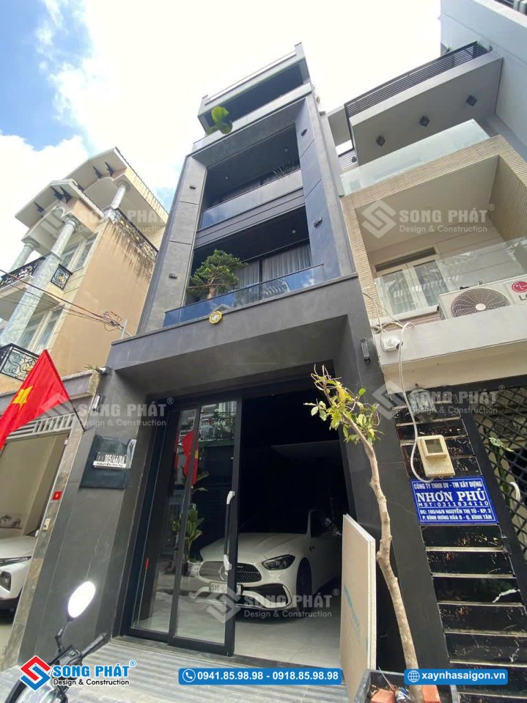 Góc nghiêng mặt tiền khoe trọn đường nét mạnh mẽ và chiều sâu kiến trúc.