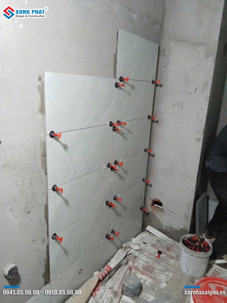 28/12 ốp lát nhà vệ sinh lầu 1