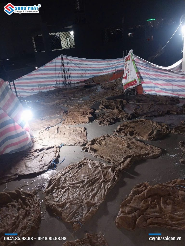 Bao che, tưới ẩm bảo dưỡng bê tông sàn