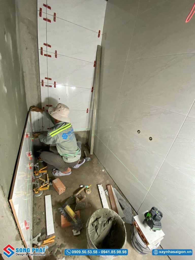 05/04 Thi công ốp gạch WC trệt