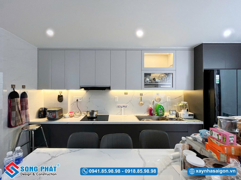 Tủ bếp kịch trần giúp giữ được sự sạch sẽ phía trên bề mặt tủ