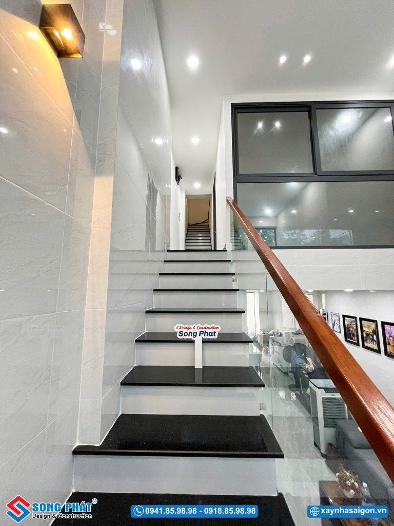 Cầu thang dài với chiếu nghĩ giữa tầng