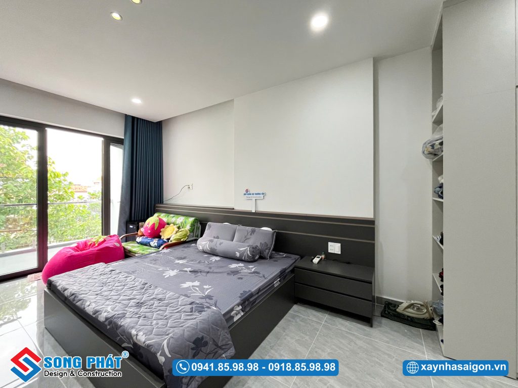 Hệ cửa kính lớn tối ưu ánh sáng tự nhiên vào không gian