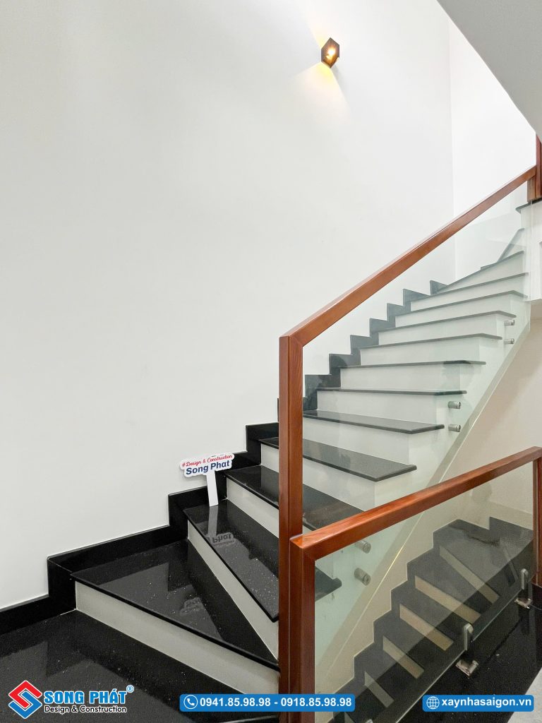 Cầu thang tay vịn gỗ sồi được thiết kế đơn giản, tinh tế
