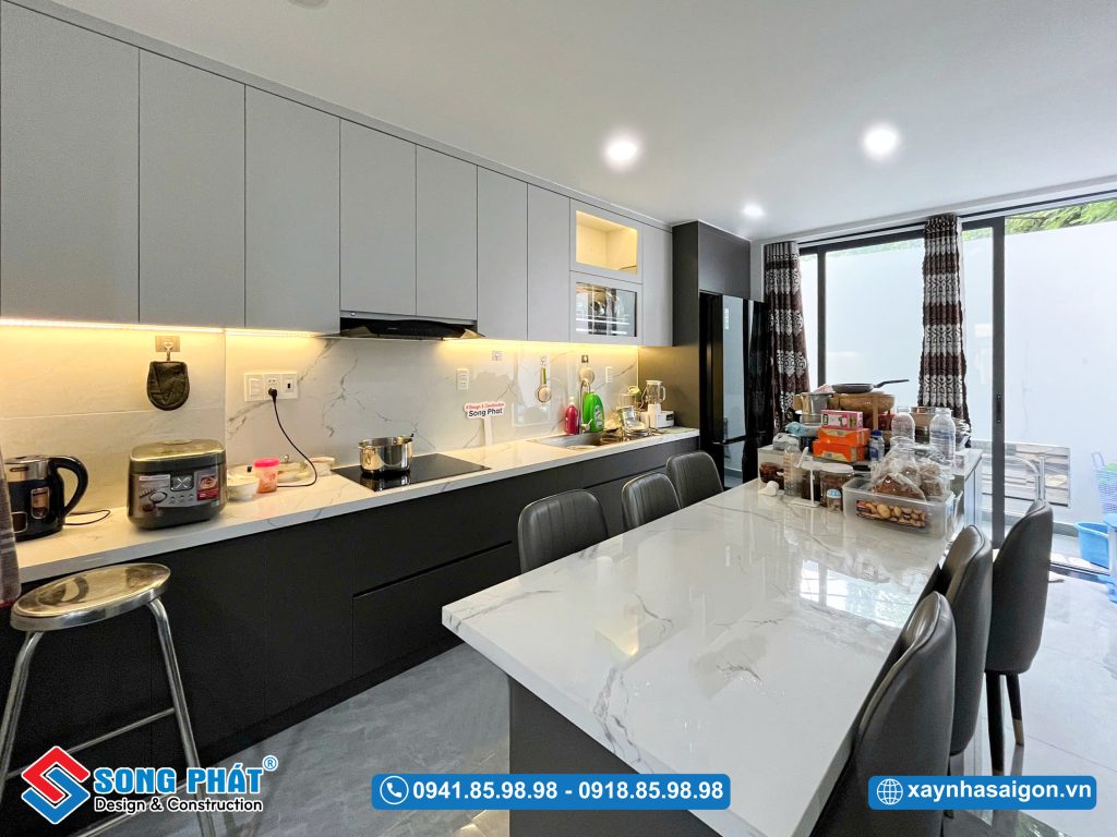 Khu vực bếp sáng với lối ra sân sau