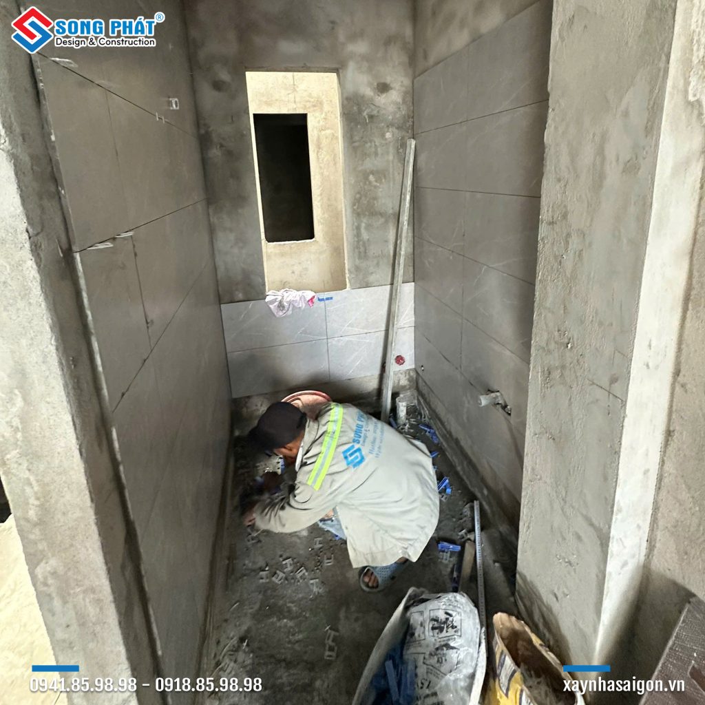 06/09 Ốp wc phòng ngủ trước lầu 1