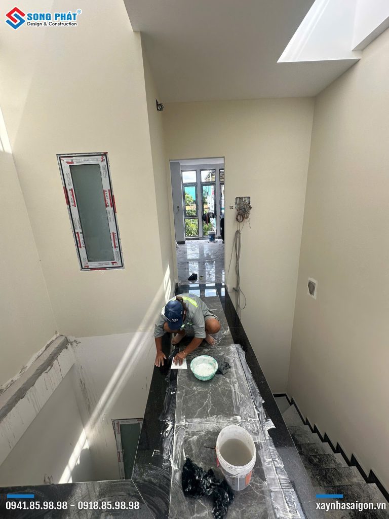 09/10 chà ron gạch, vệ sinh công trình