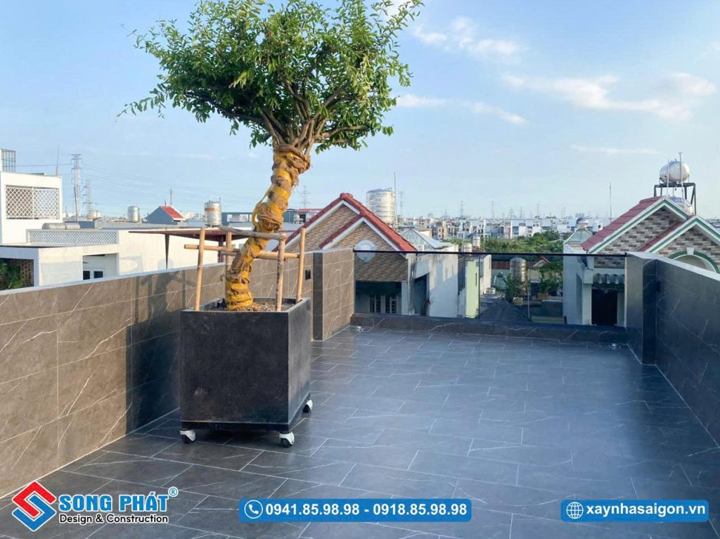 Sân thượng xanh mát với cây xanh điểm tô, mang đến không gian thư giãn đầy sức sống.