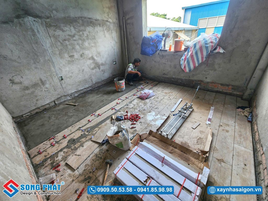 25/06 Ốp gạch phòng ngủ trước lầu 1