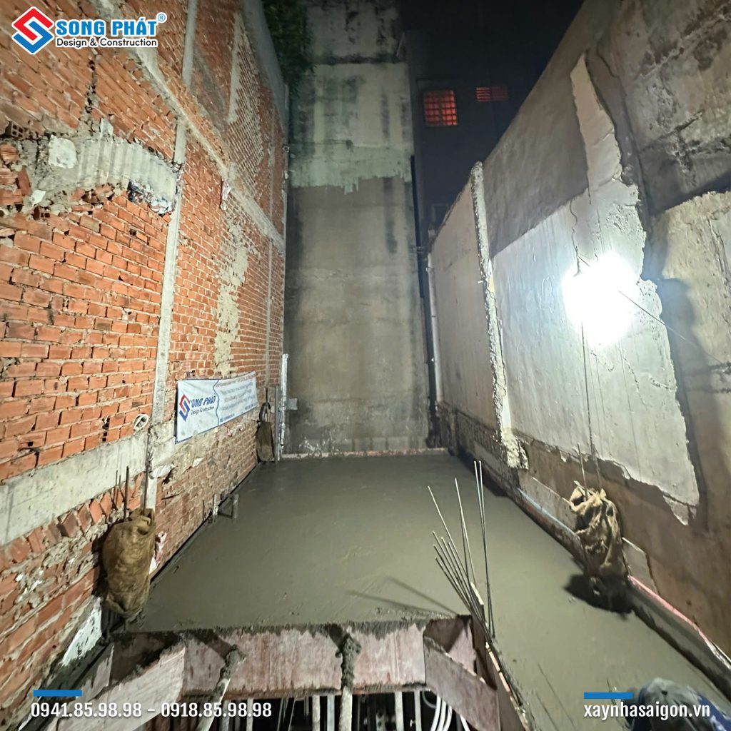 Đổ bê tông sàn lầu 1