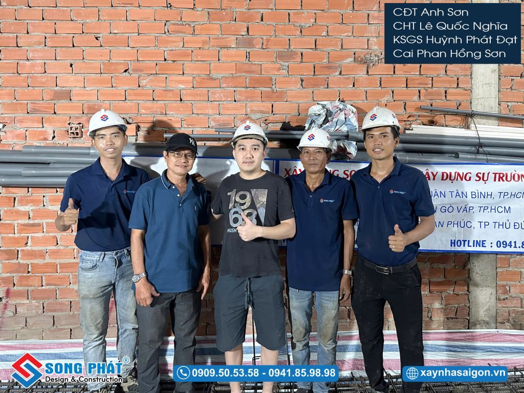CĐT Anh Sơn cùng đội ngũ Song Phát nghiệm thu thép sàn, giám sát quá trình đổ bê tông