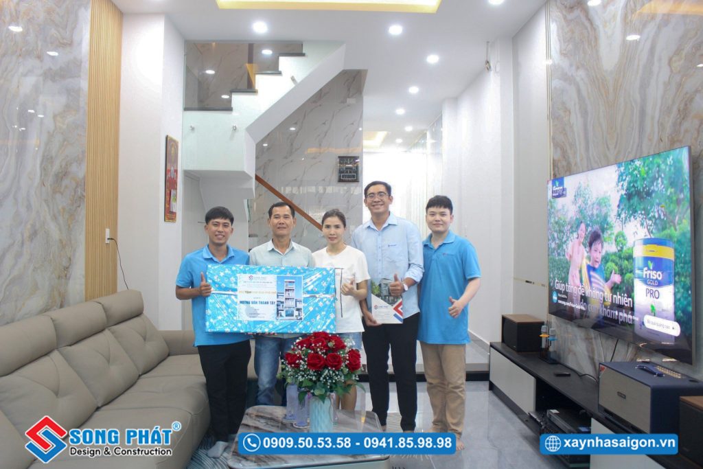 Song Phát đến bàn giao, tặng quà cho gia đình chú Tây