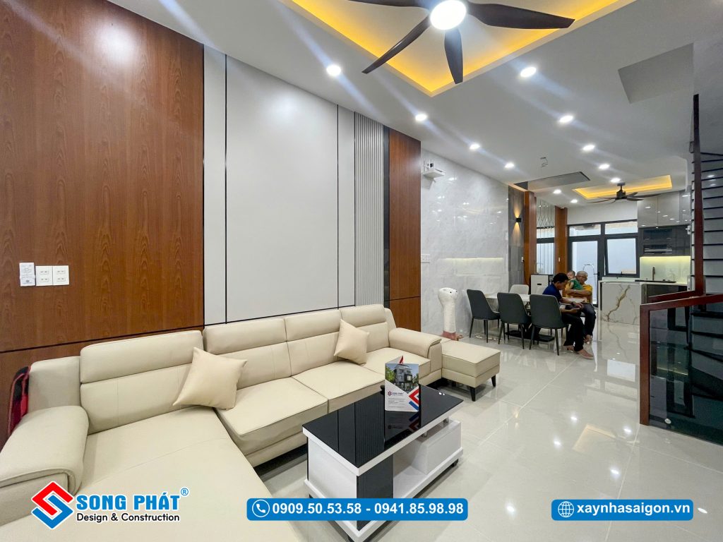 Không gian phòng khách thoáng đạt với bộ sofa sáng màu