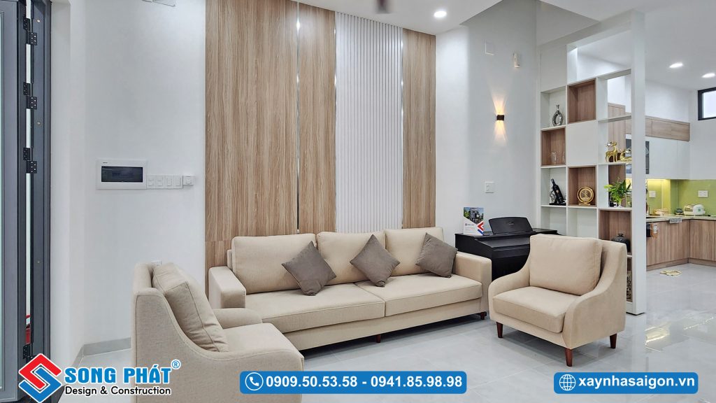 Hệ lam trang trí màu trắng be kết hợp gỗ trang trí làm nổi bật tường sofa